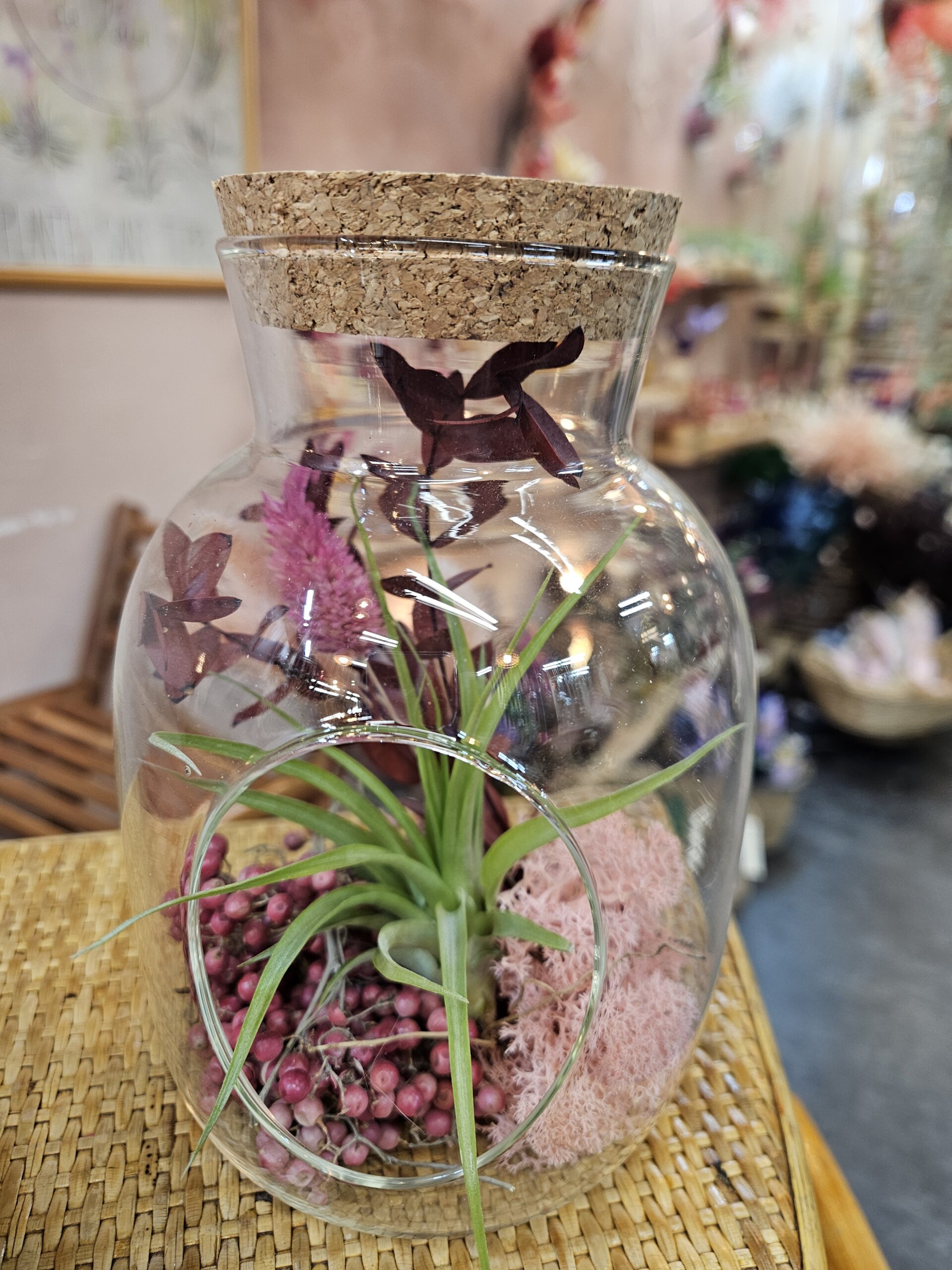Petite bouteille - tillandsia brachycaulos, baies rose, lichen et bouquet stabilisé